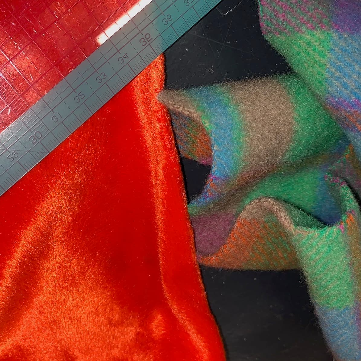 tissus orange et vert dans un atelier de confection