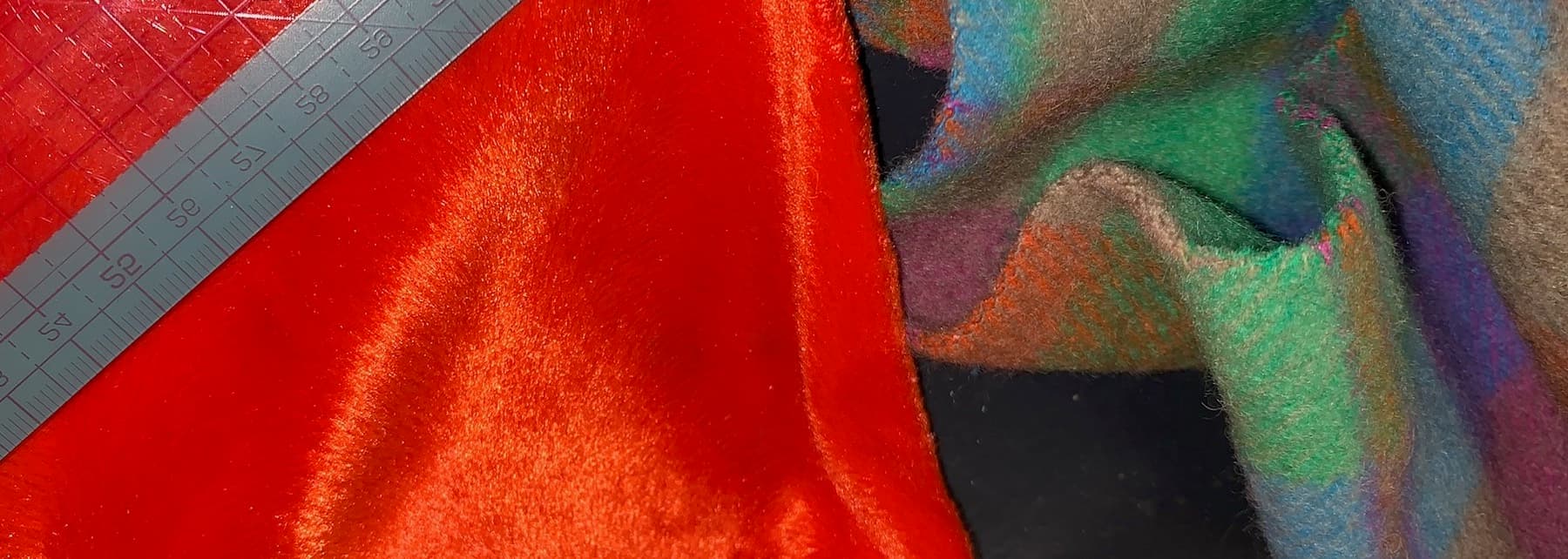 tissus orange et vert dans un atelier de confection